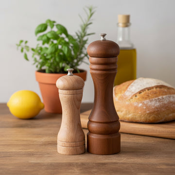 Set med peppar- och saltkvarn i oljad bok